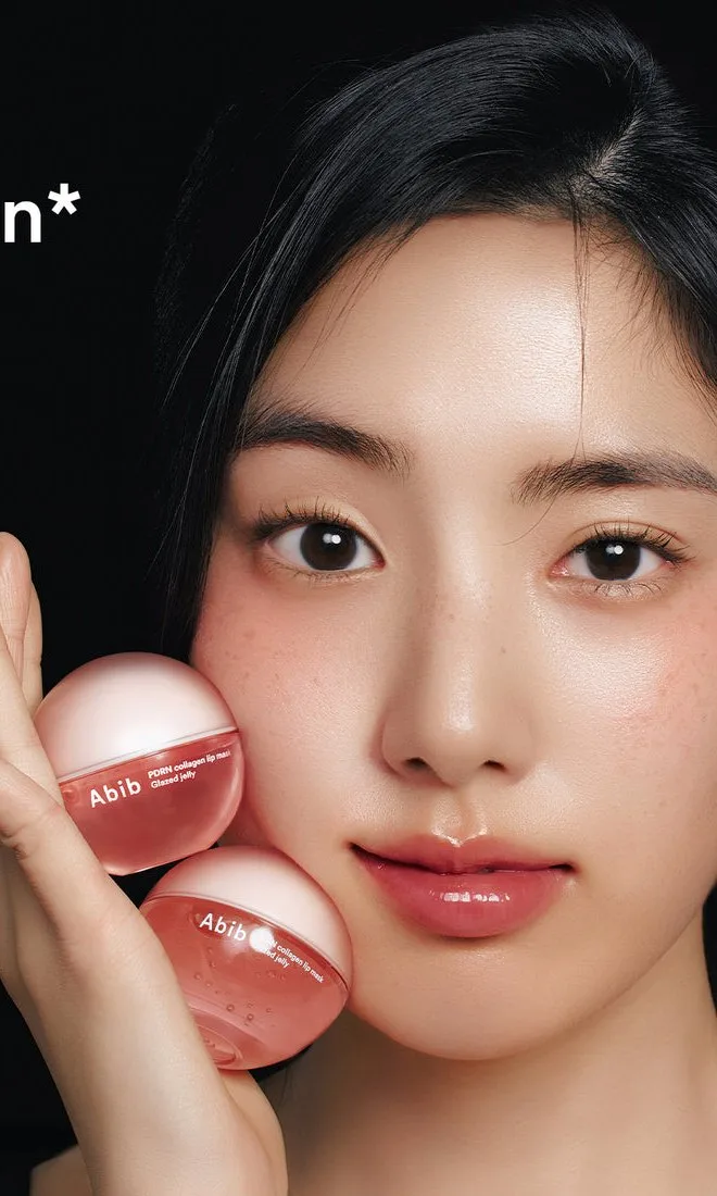 Modella con la PDRN Collagen Lip Mask di Abib