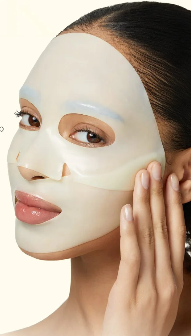 Modella con la Kojic Acid Gel Mask di medicube