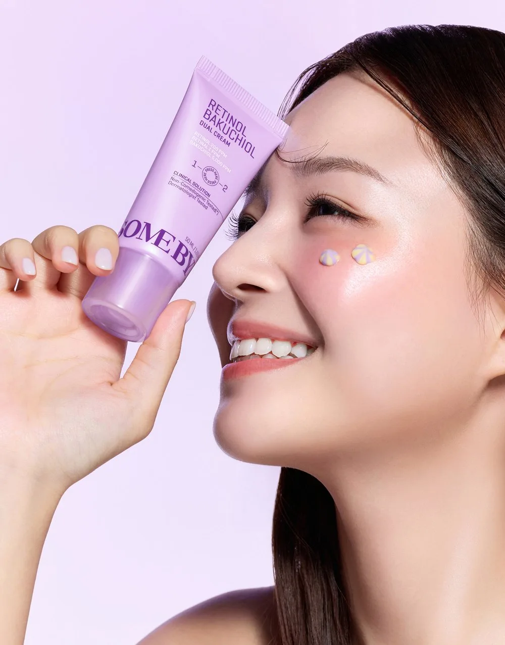 Modella con Retinol Bakuchiol Dual Cream di Some By Mi